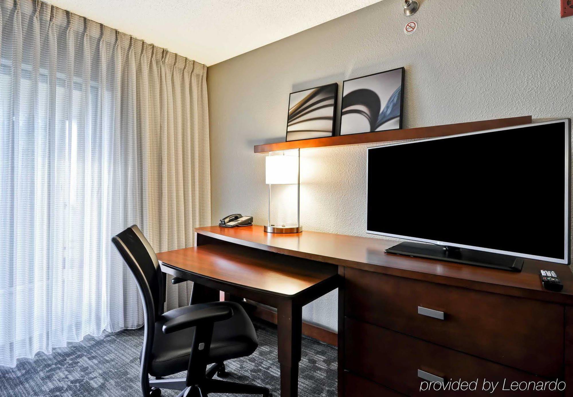 Courtyard By Marriott Jacksonville Airport/ Northeast Exterior photo