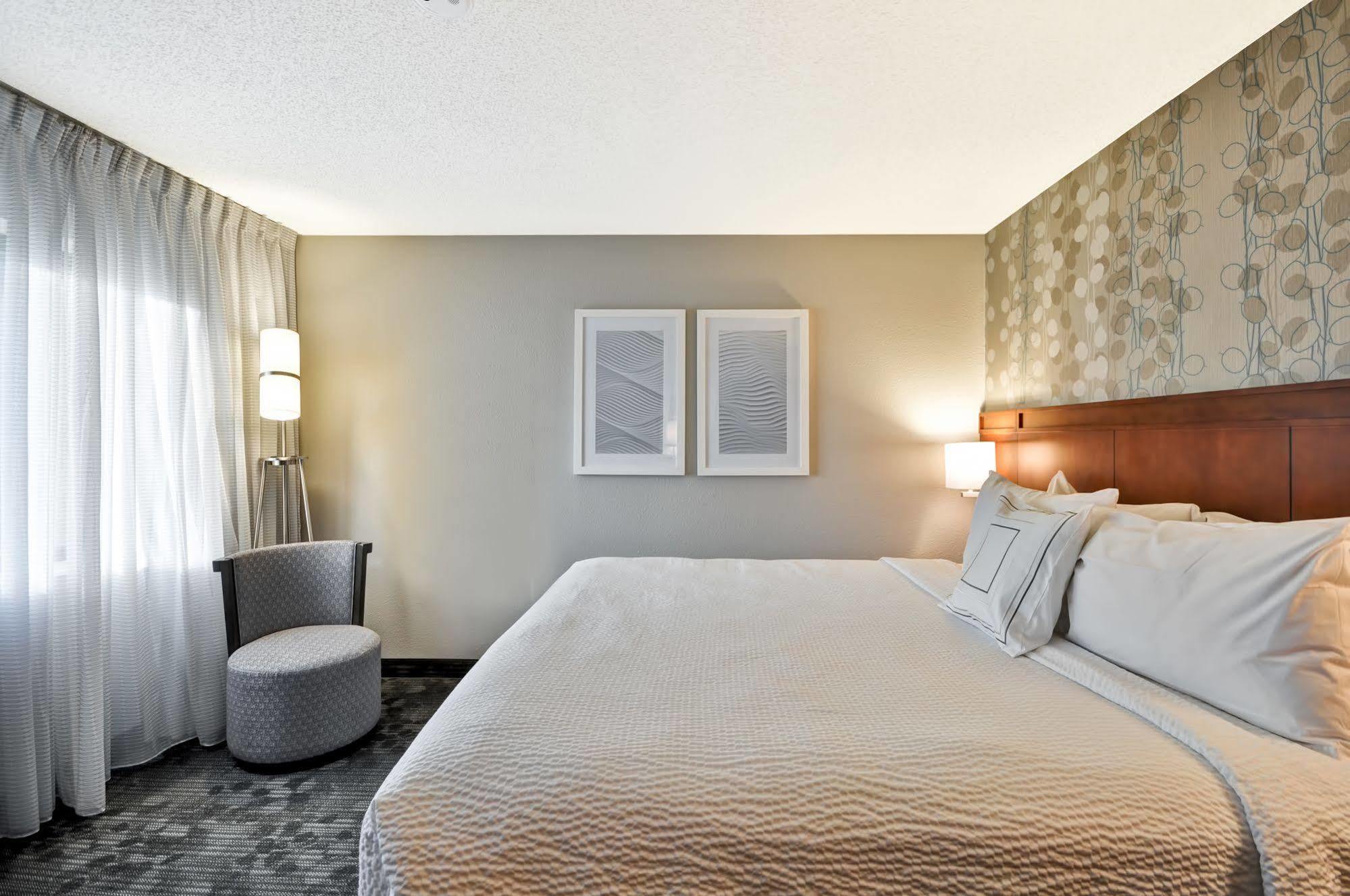 Courtyard By Marriott Jacksonville Airport/ Northeast Exterior photo